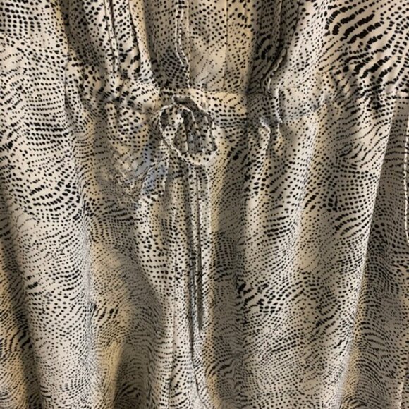 Katherine Barclay Women's Size 4 One Piece Blk/White Print Romper Shorts - Picture 5 of 10